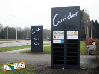  Verlichte reclamezuil met losse verwisselbare borden